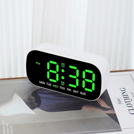 Pequeño despertador digital para mesita