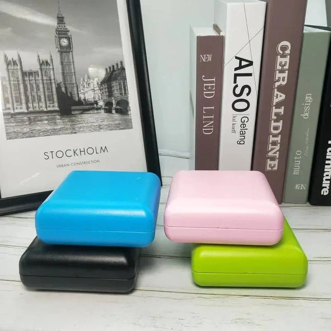 Pequeño despertador de viaje antiguo