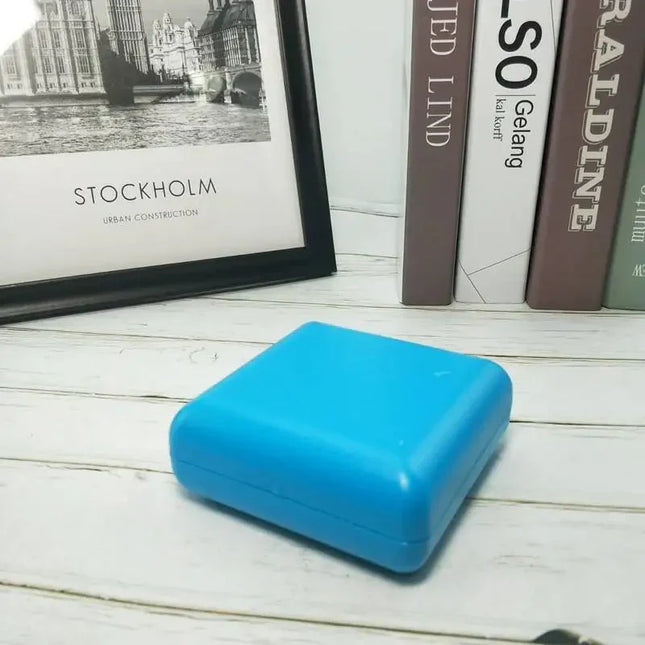 Pequeño despertador de viaje antiguo