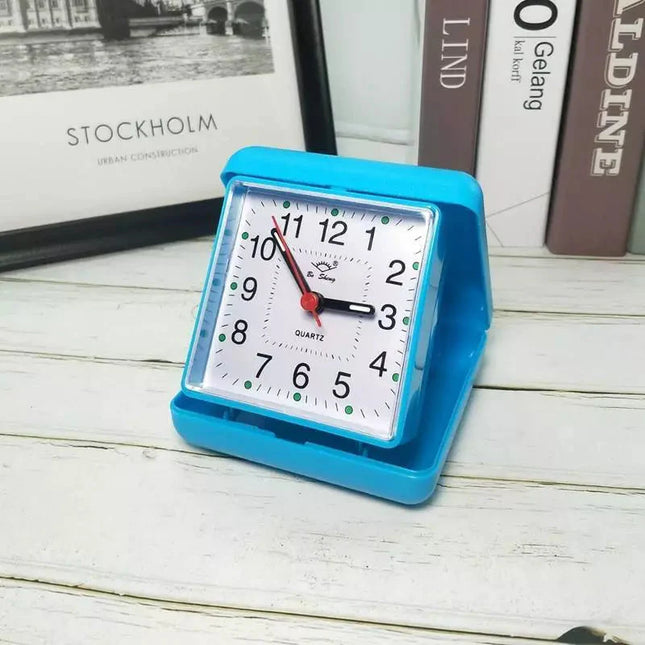 Pequeño despertador de viaje antiguo