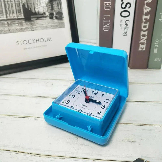 Pequeño despertador de viaje antiguo