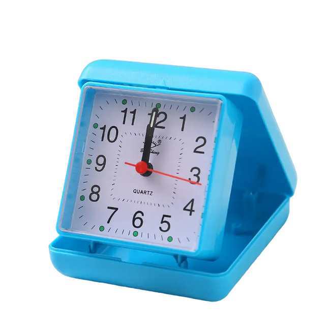 Pequeño despertador de viaje antiguo