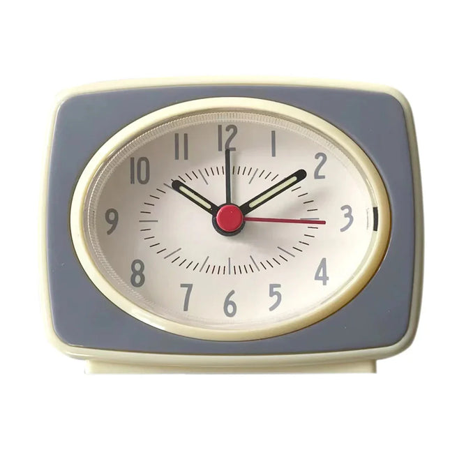 Pequeño despertador analógico de diseño retro