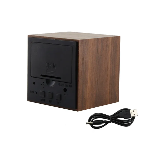 Despertador de madera en forma de cubo