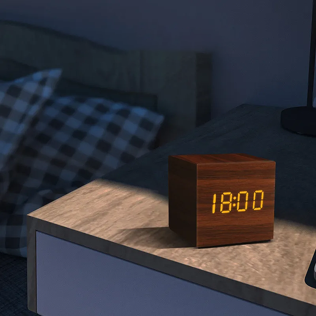 Despertador de madera en forma de cubo