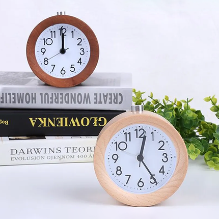 Reloj despertador analógico de madera oscura