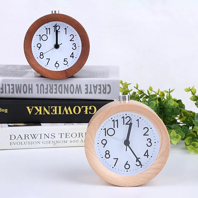 Reloj despertador analógico de madera oscura