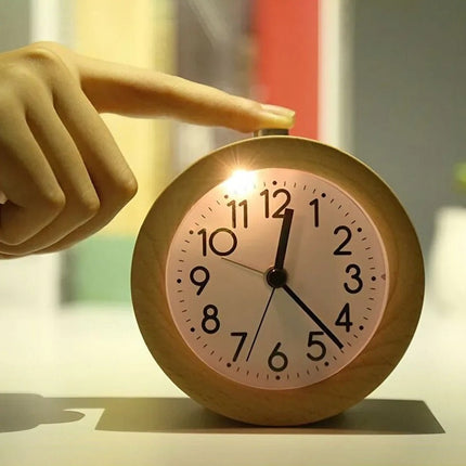 Reloj despertador analógico de madera oscura