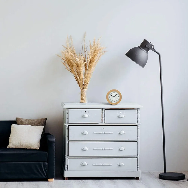 Reloj despertador analógico de madera oscura