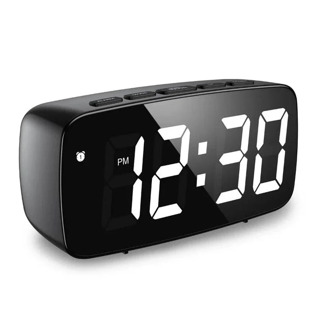 Despertador digital a pilas compacto