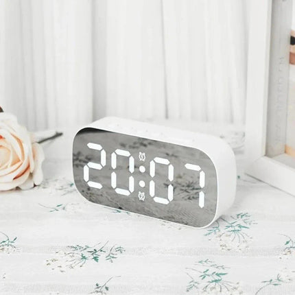 Despertador LED con alimentación por cable