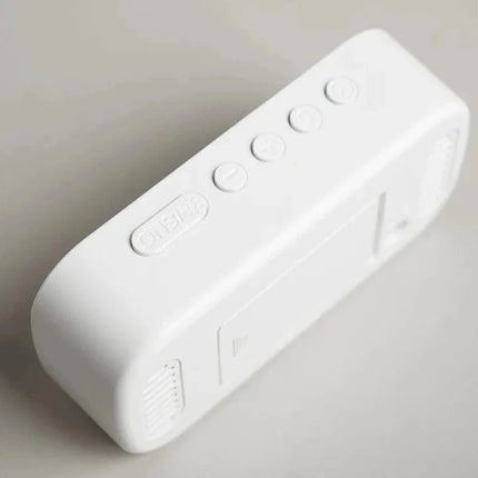 Despertador LED con alimentación por cable