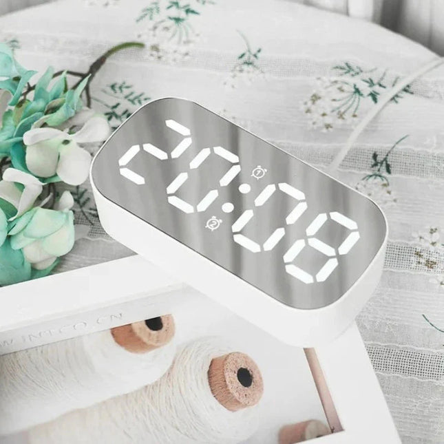 Despertador LED con alimentación por cable