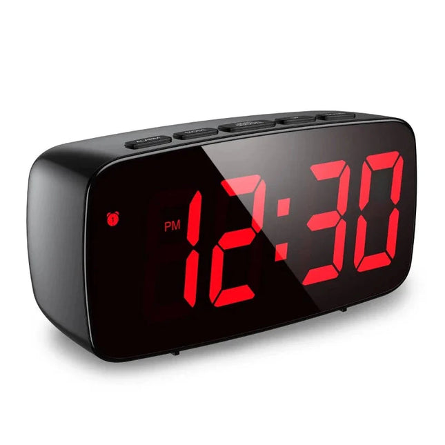 Reloj despertador digital con números rojos