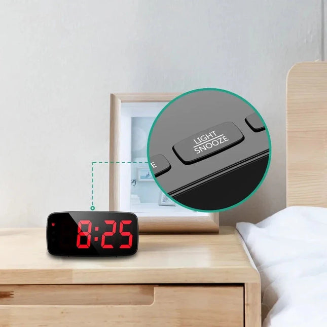 Reloj despertador digital con números rojos